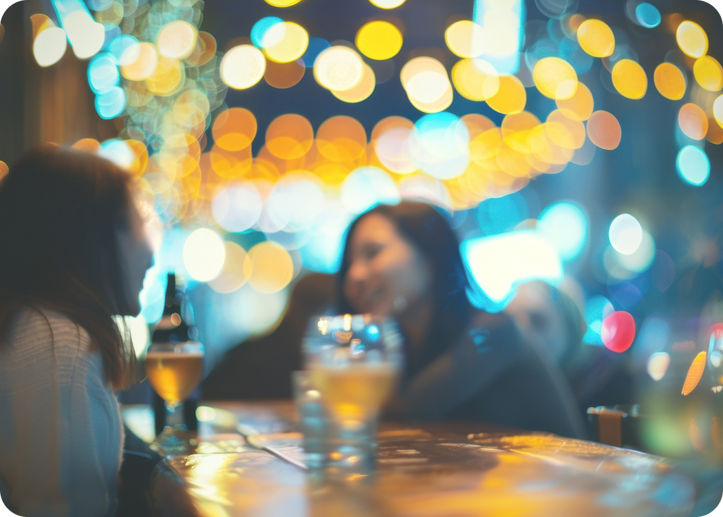 cocktails-being-served-trendy-bar 2 cocktails-being-served-trendy-bar 2